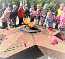 Возложение цветов к мемориальному комплексу Возложение цветов к мемориальному комплексу.